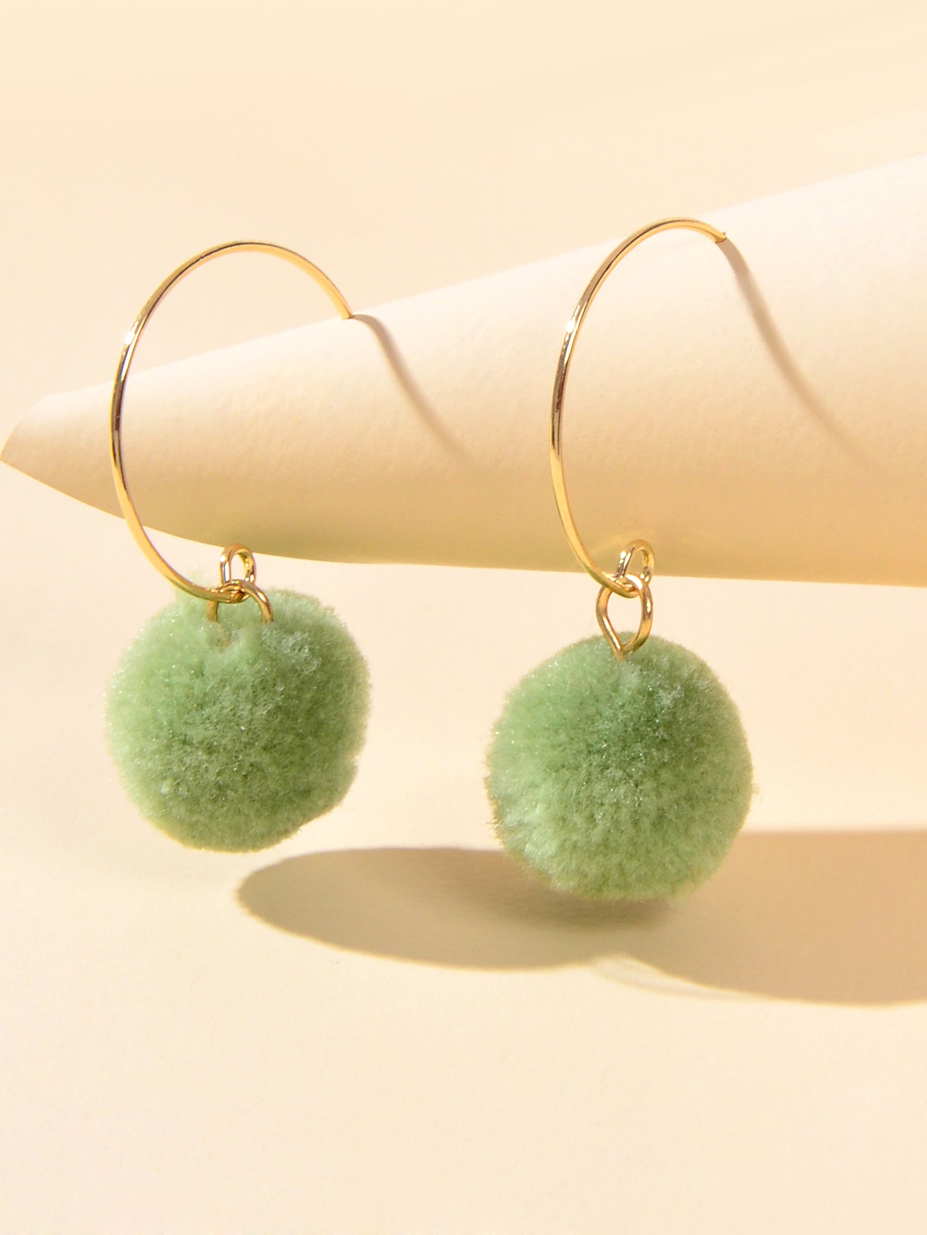 Orecchini a Cerchio con Pendente Sfera in Tessuto – 3,6 cm