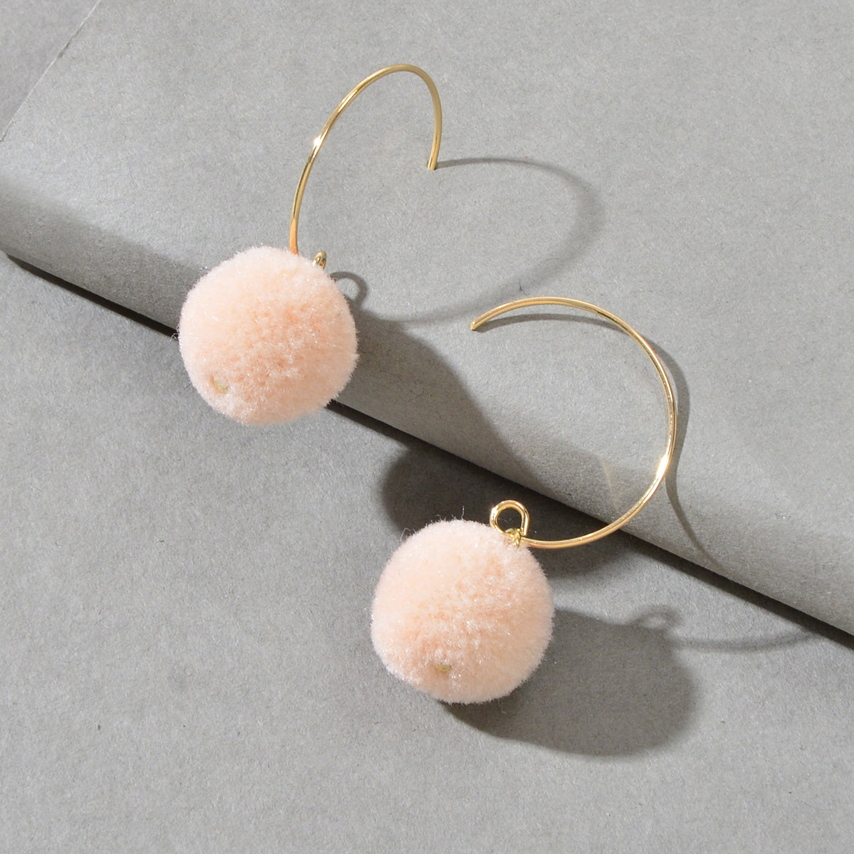 Orecchini a Cerchio con Pendente Sfera in Tessuto – 3,6 cm