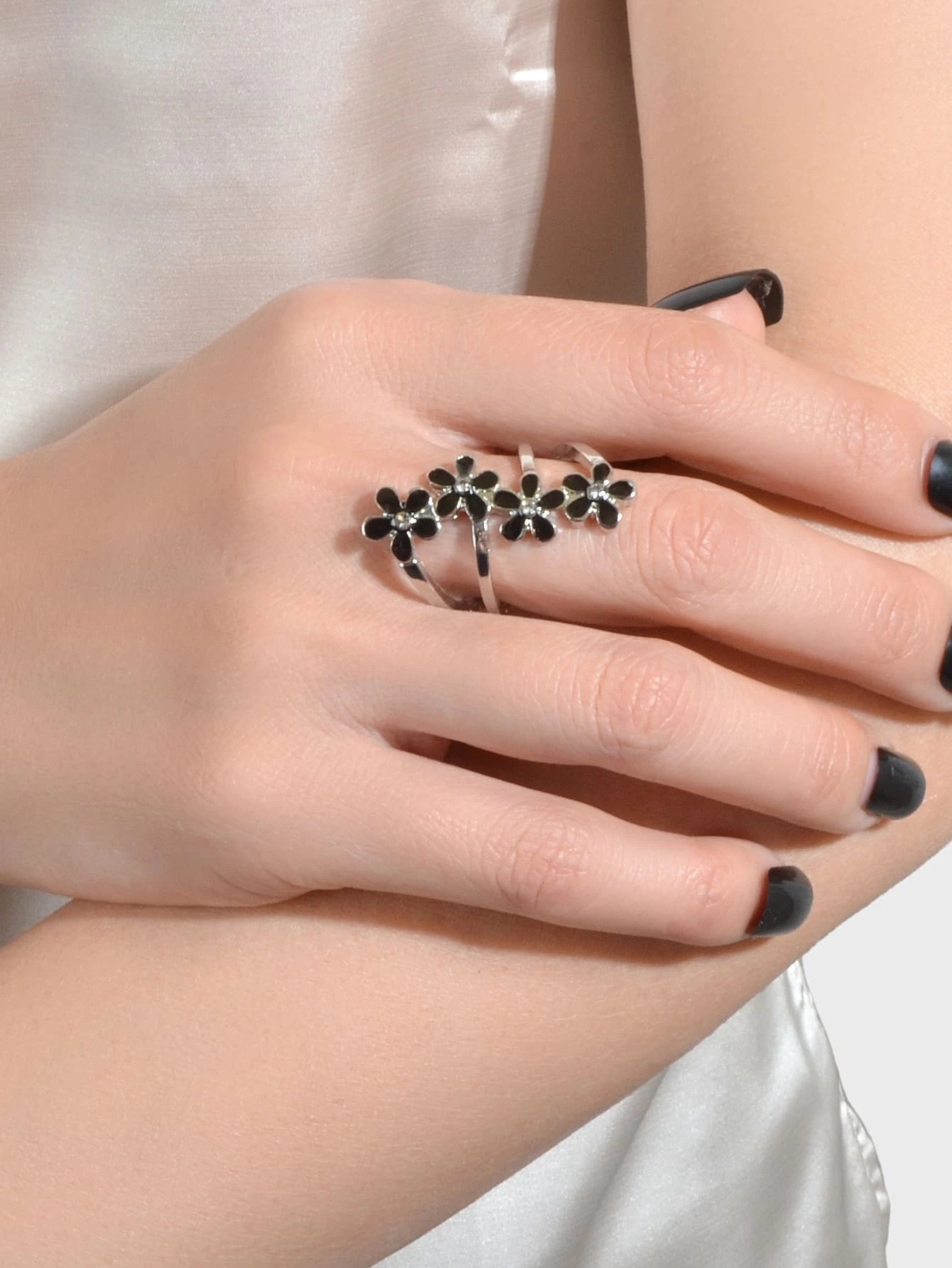 Anello Regolabile con Fiori Smaltati – Nero e Verde