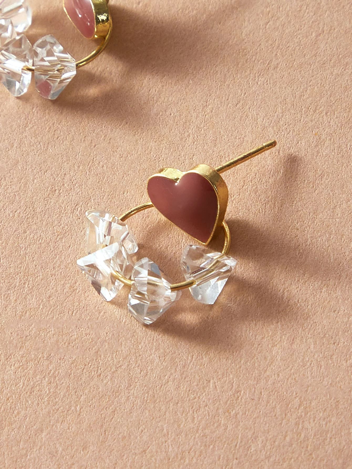 Orecchini Cuore Rosso con Perline Trasparenti – 2 cm
