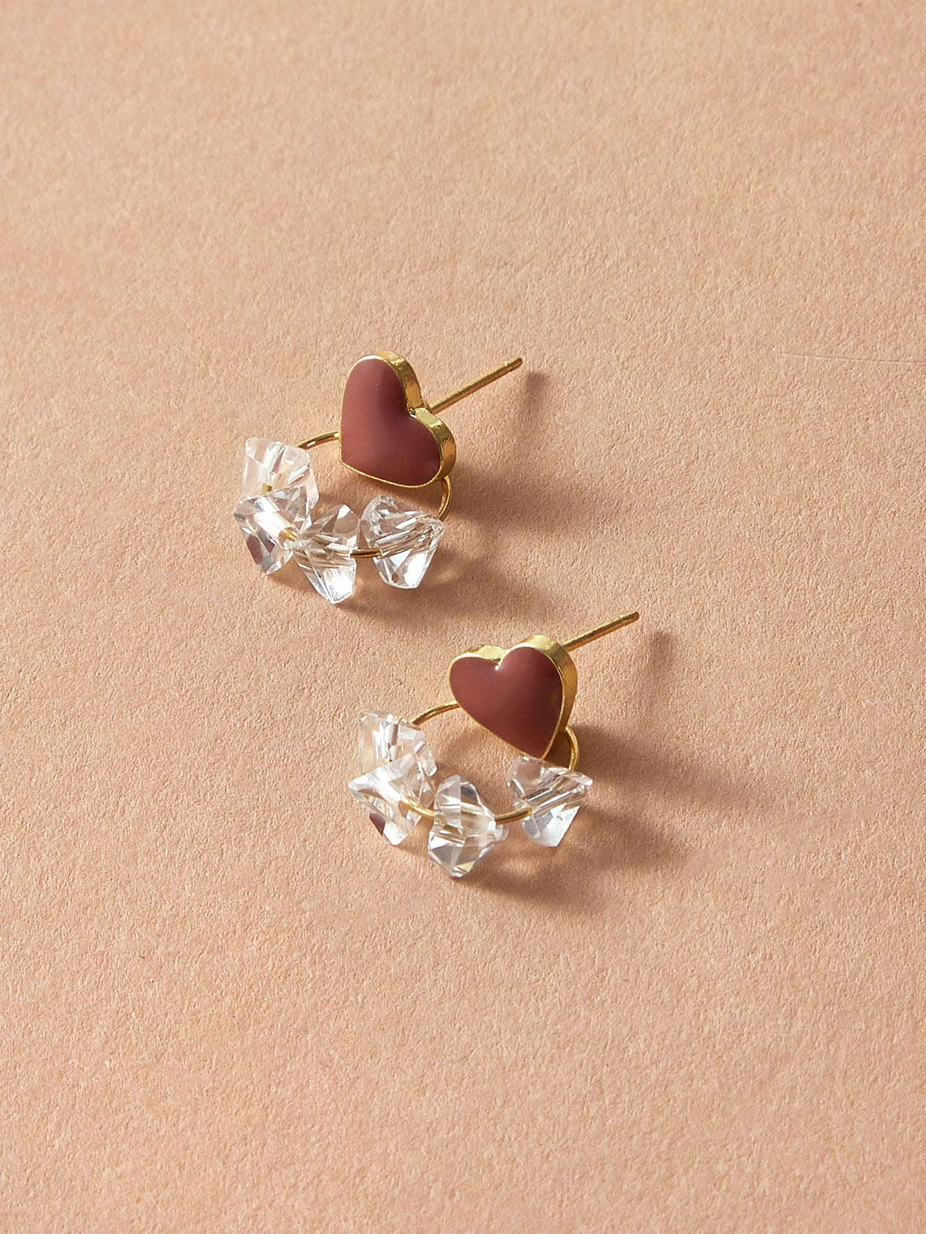 Orecchini Cuore Rosso con Perline Trasparenti – 2 cm
